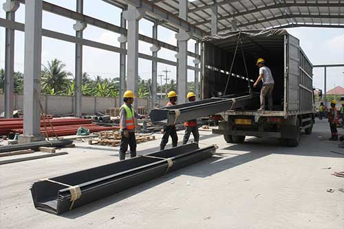 Pengiriman talang air fiberglass BIORICH ke lokasi proyek pabrik dan gudang