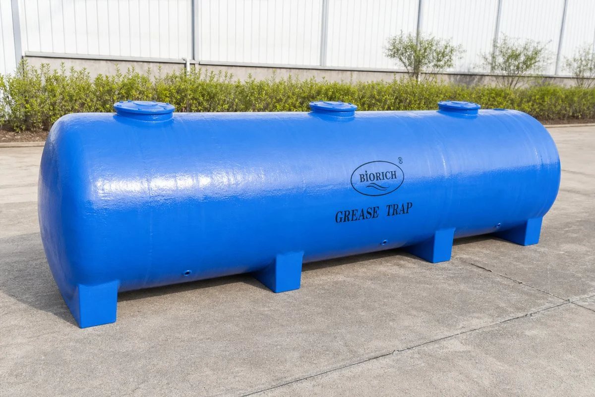 Grease trap fiberglass BIORICH horizontal tampak sudut tiga perempat di area industri