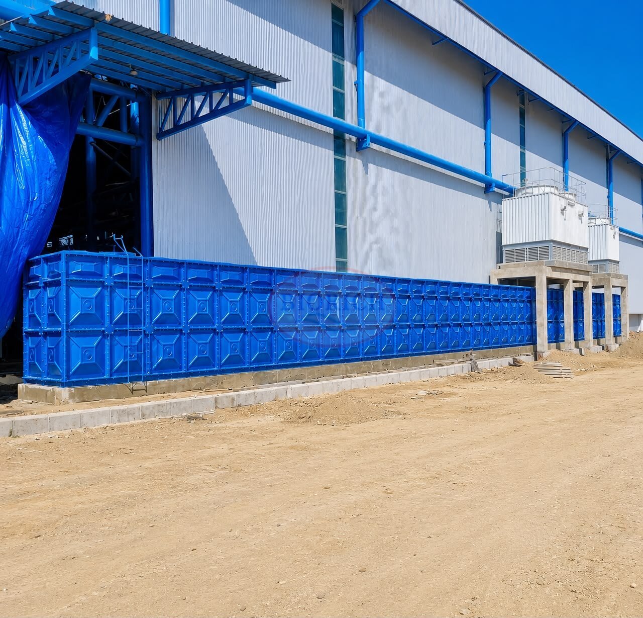 Tangki Panel Fiberglass BIORICH memanjang di tepi lahan