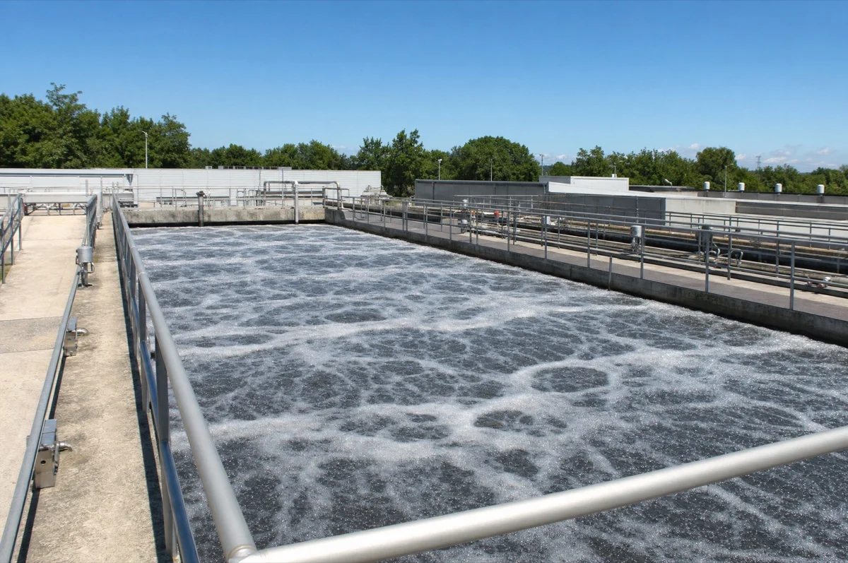 Bak aerasi beton cor di lokasi pada sistem extended aeration, air teraerasi aktif