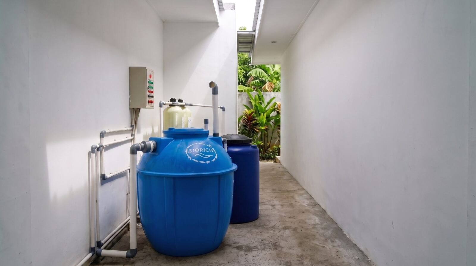 IPAL klinik portable BIORICH terpasang di lorong samping klinik — hemat lahan