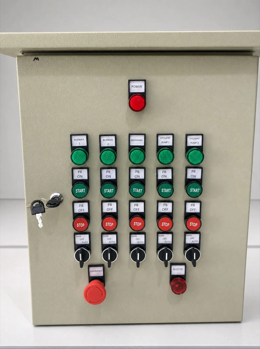 Panel kontrol otomatis sistem extended aeration dengan indikator blower dan pompa efluen