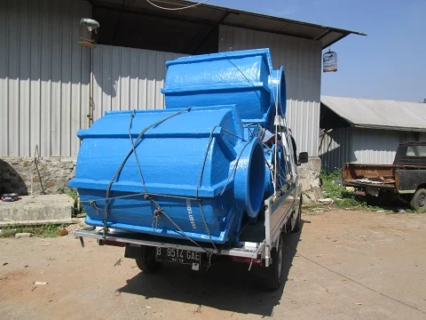 Pengiriman ground tank fiberglass BIORICH ke lokasi proyek menggunakan truk