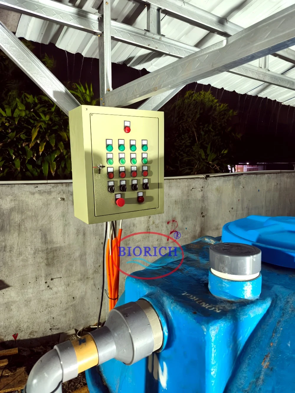 Panel kontrol IPAL terpasang di dekat tangki di lokasi proyek