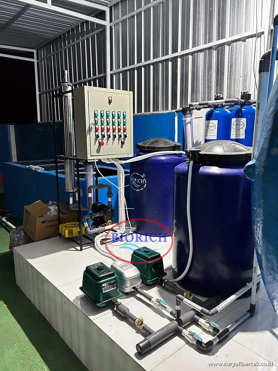 Blower, panel kontrol, tangki kecil, dan tabung filter IPAL BIORICH di sebuah klinik