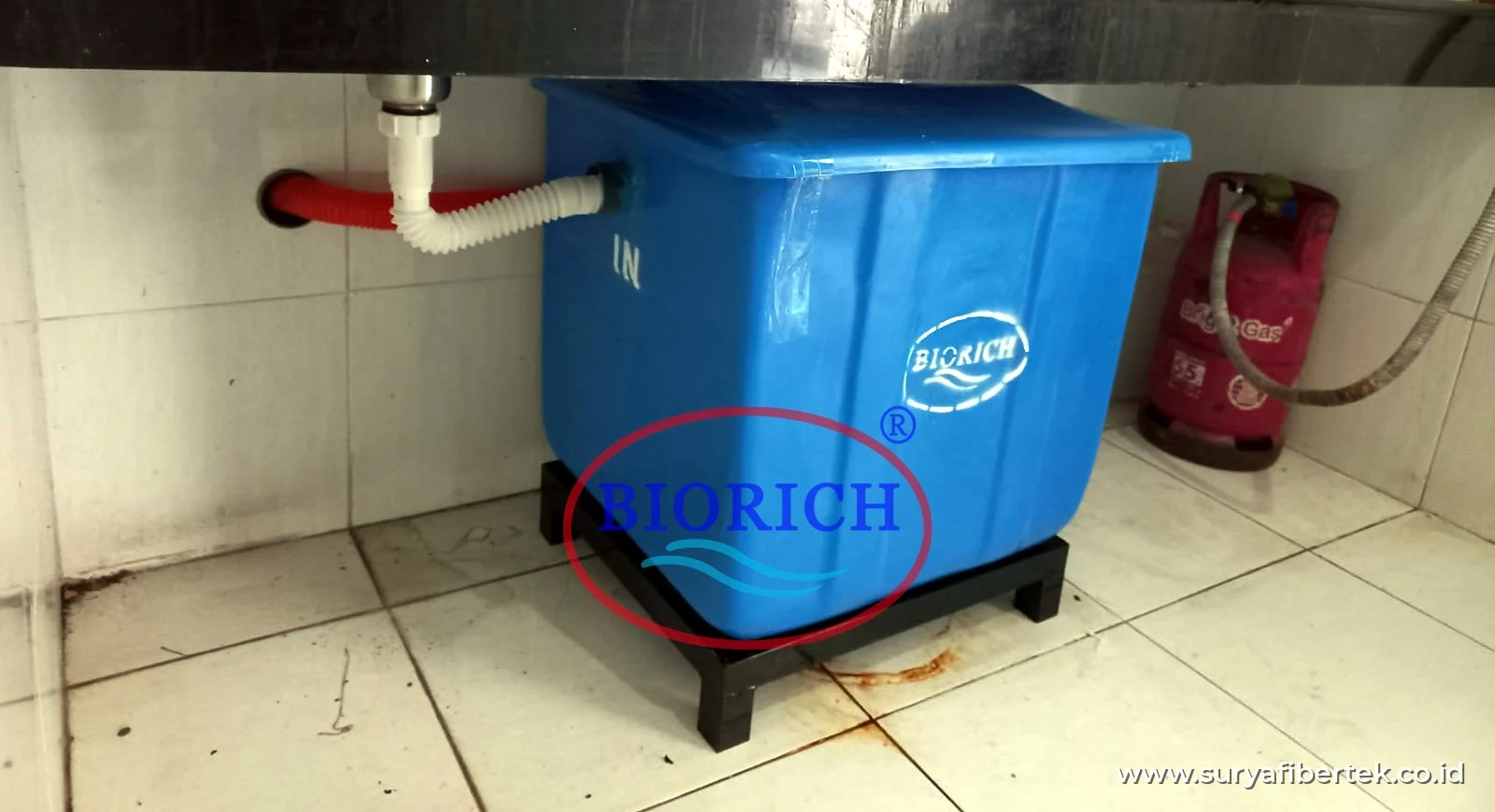 Grease trap fiberglass BIORICH terpasang di bawah wastafel dapur untuk menangkap minyak dan lemak