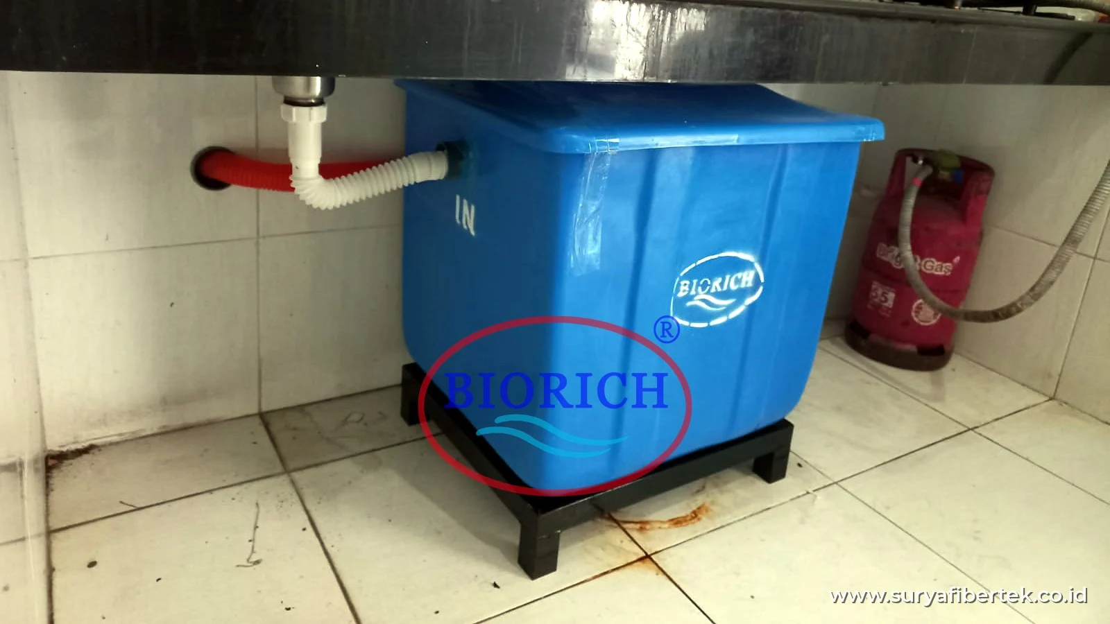 Grease trap fiberglass BIORICH terpasang di bawah wastafel dapur