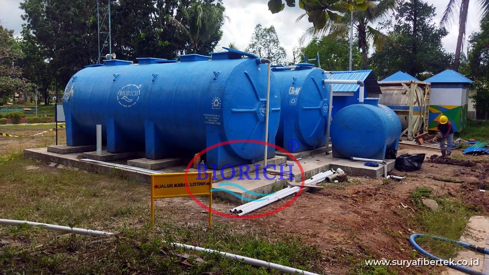 Rangkaian IPAL BIORICH terpasang lengkap: beberapa tangki fiberglass di atas lantai beton dengan bangunan pendukung