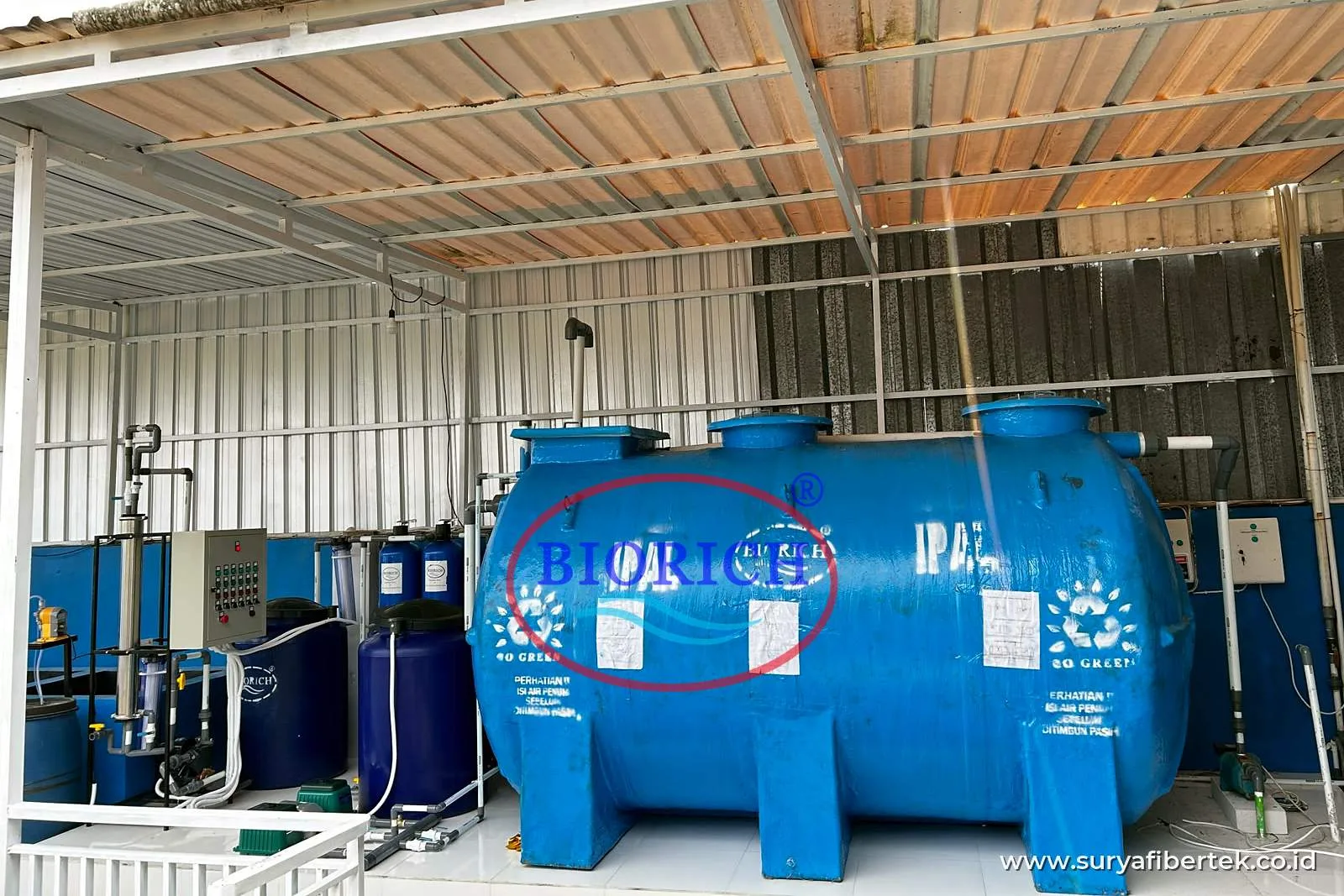 Tangki IPAL BIORICH di ruang IPAL beratap sebuah klinik, dengan panel kontrol dan tabung filter di sampingnya