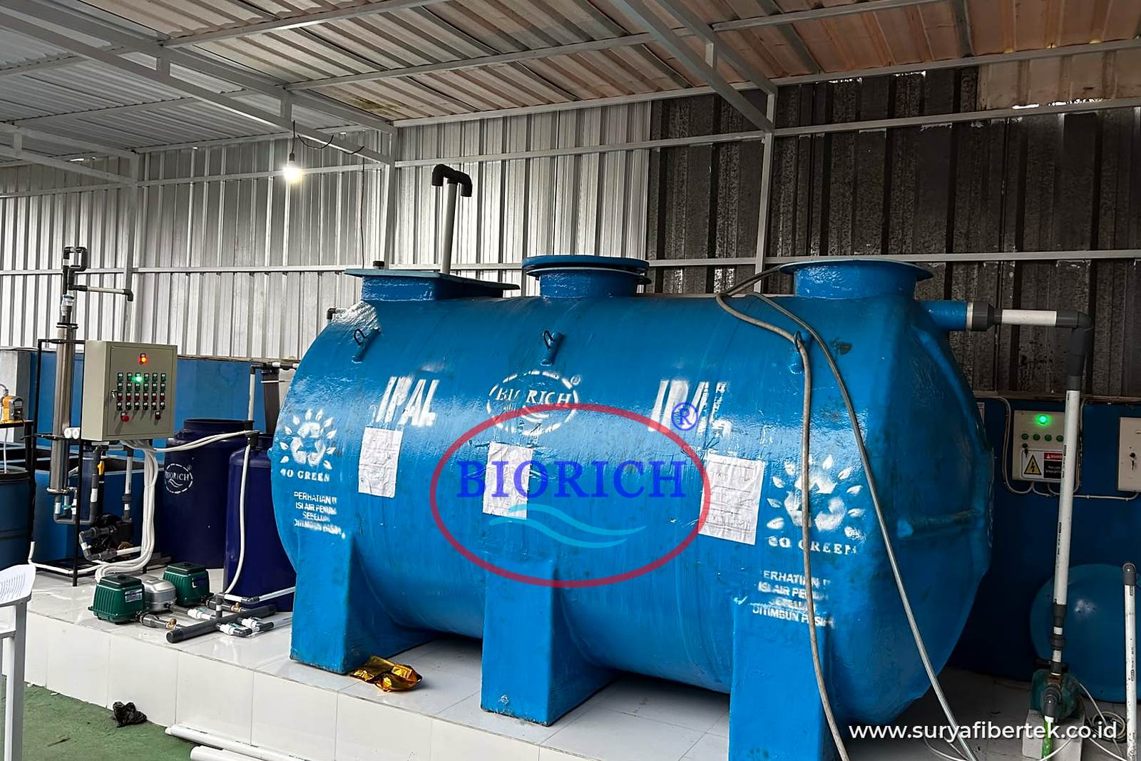 Tangki IPAL BIORICH untuk klinik di dalam ruang IPAL beratap, dengan peralatan pendukung di sekelilingnya
