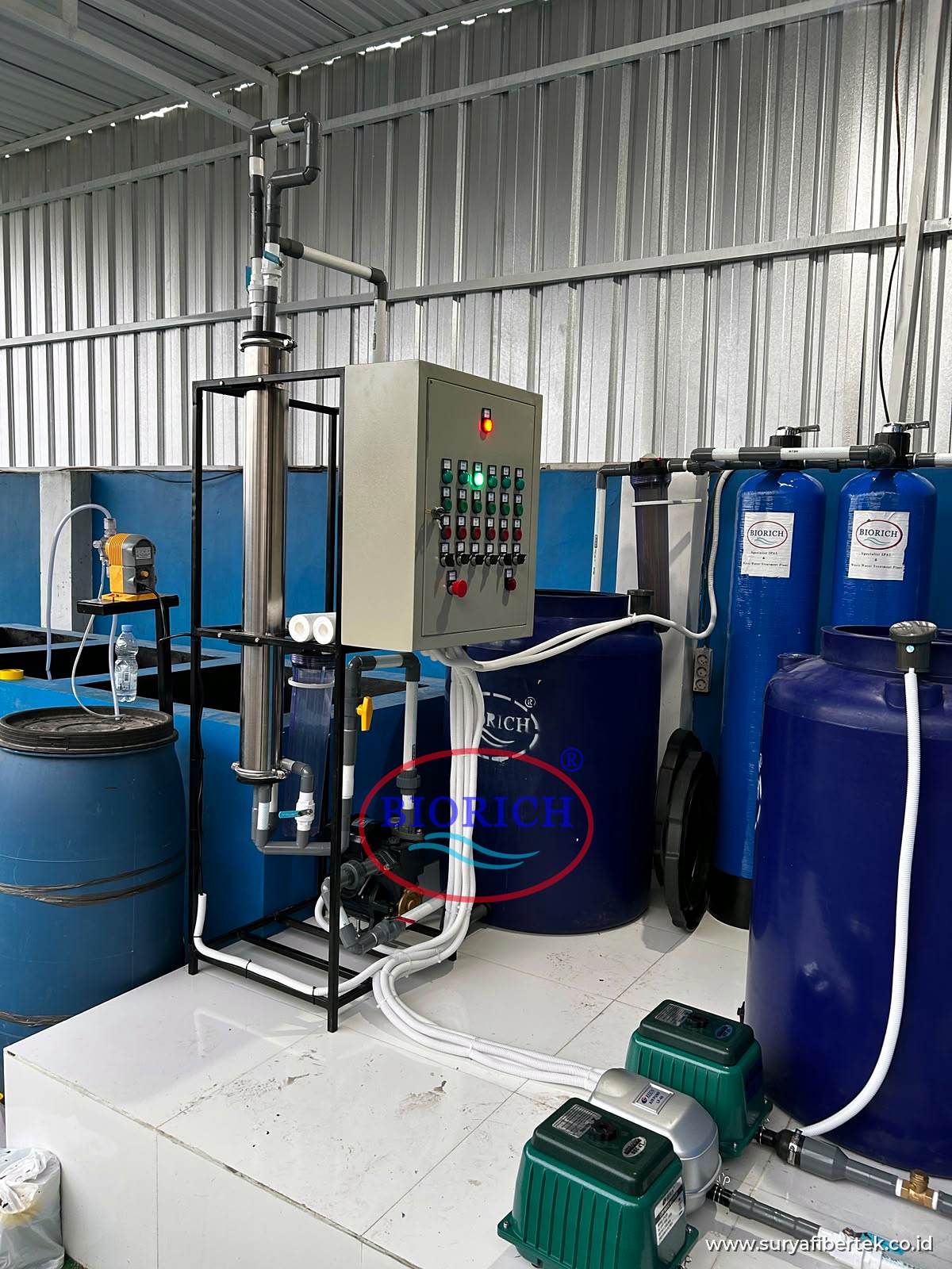 Unit disinfeksi UV, panel kontrol, dan tabung filter IPAL BIORICH di sebuah klinik