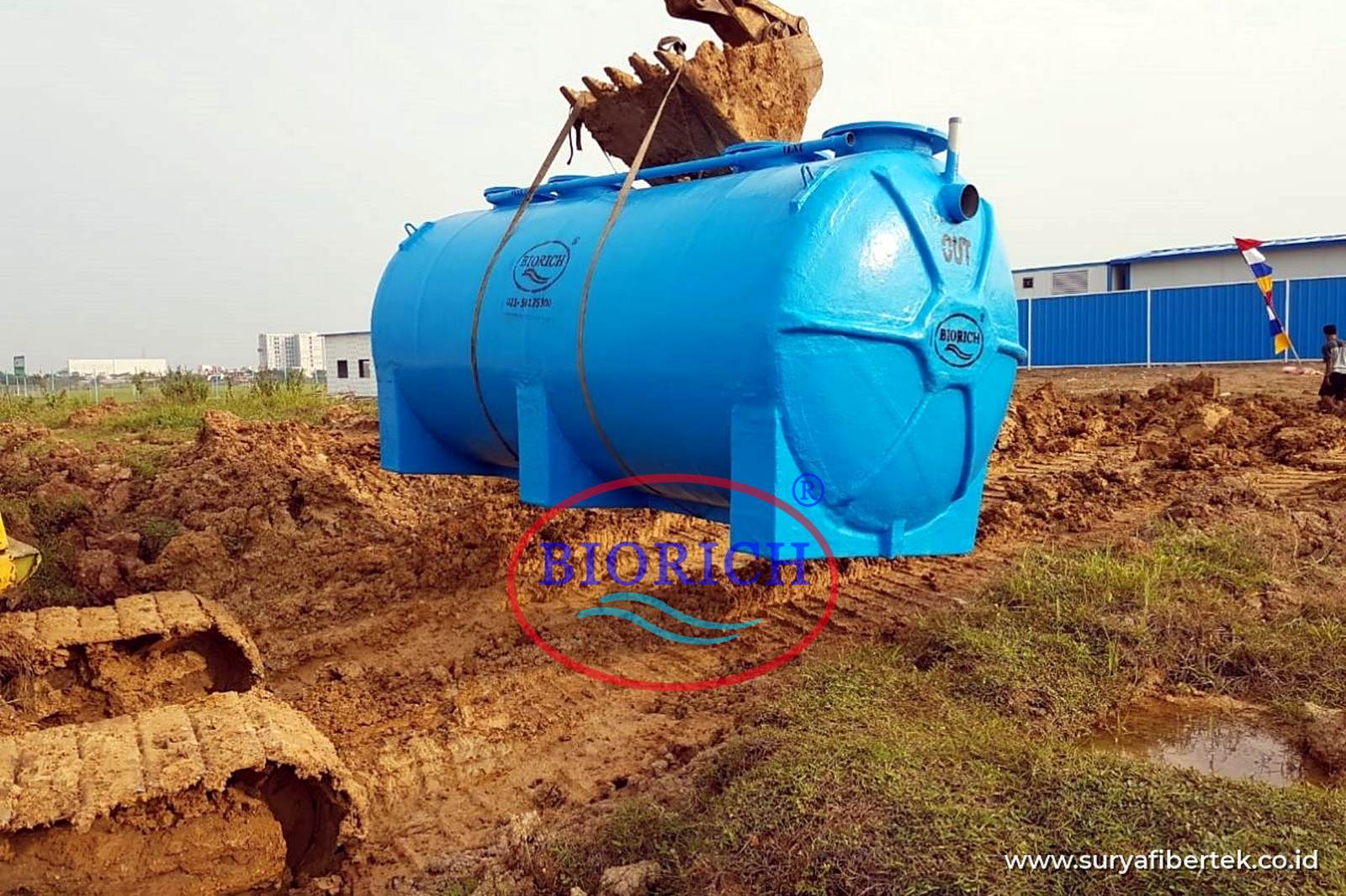 Tangki IPAL BIORICH diangkat ekskavator saat pemasangan di lokasi proyek