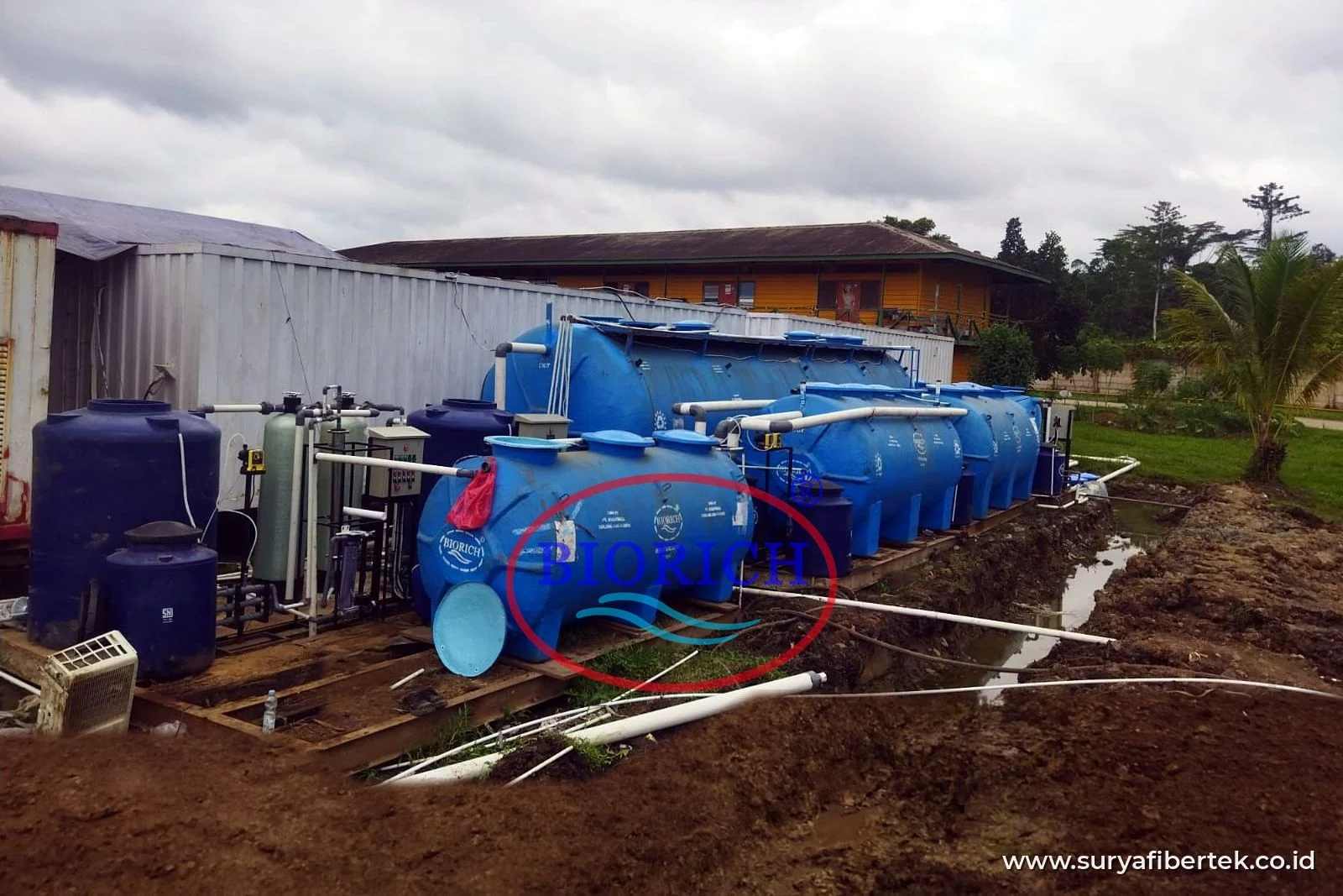 Rangkaian IPAL BIORICH unit besar: beberapa tangki fiberglass berderet dengan tabung filter dan panel kontrol di lokasi proyek