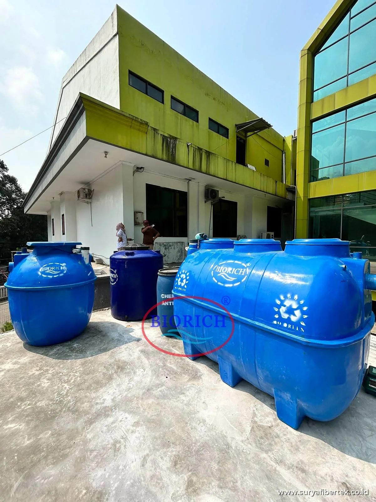 Tangki IPAL BIORICH di area terbuka samping gedung rumah sakit