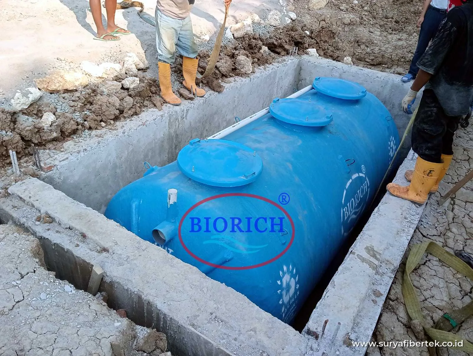 Tangki fiberglass BIORICH diturunkan ke bak beton sebelum ditimbun
